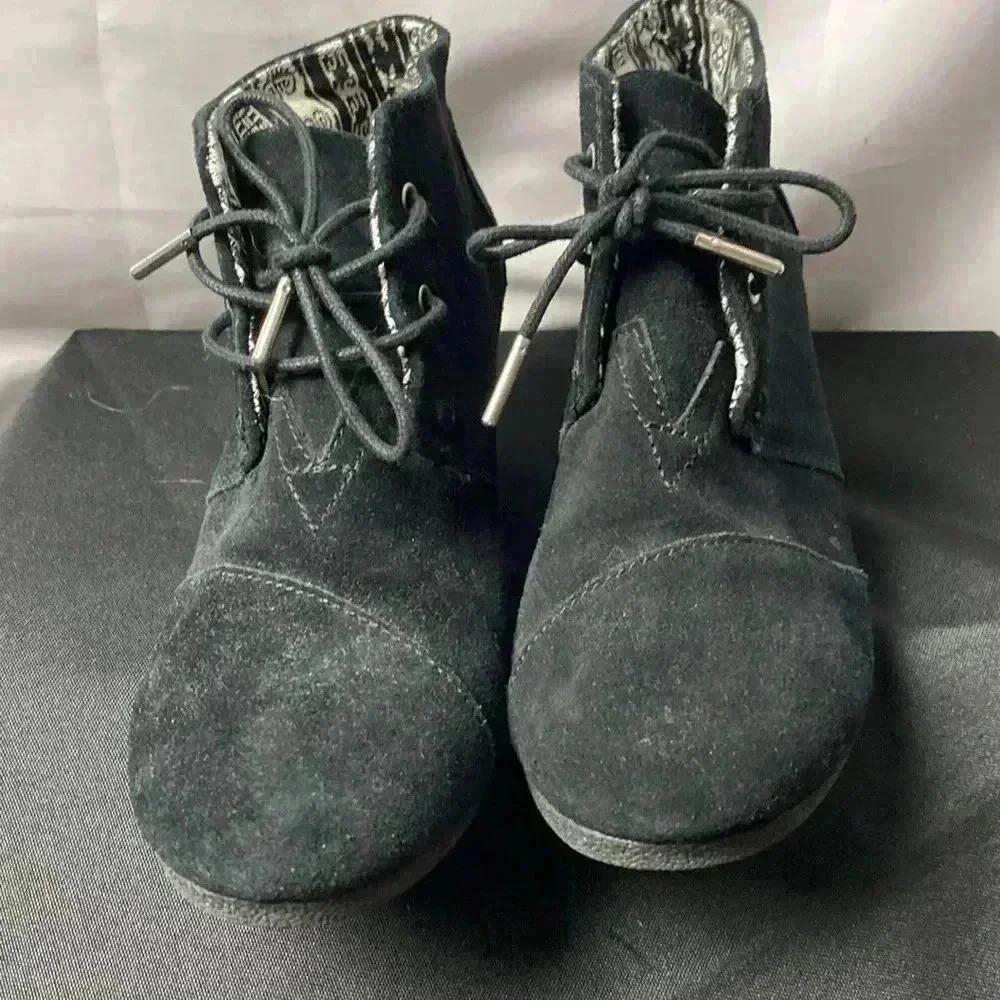 TOMS WO SIZE 8.5 BLACK WEDGE SHOES LACE UP PRINTED PATTERN INSIDE CLEAN - Picture 5 of 12